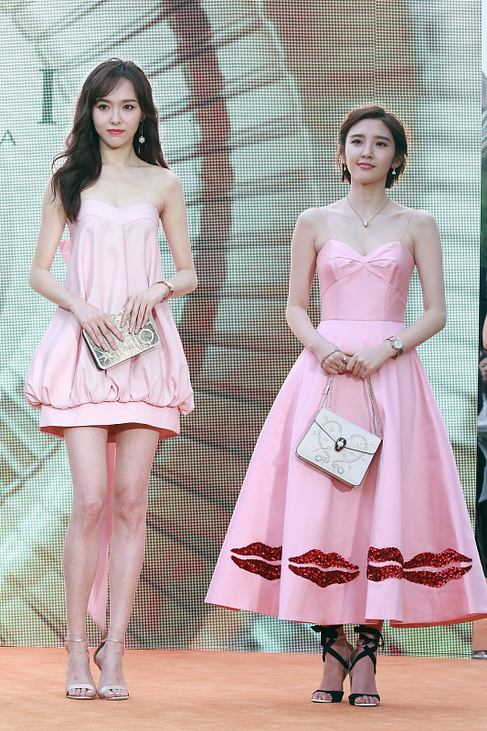 粉裙是真的挑肤色,唐嫣配粉色太惹眼,唐艺昕的肤色却拖了后腿