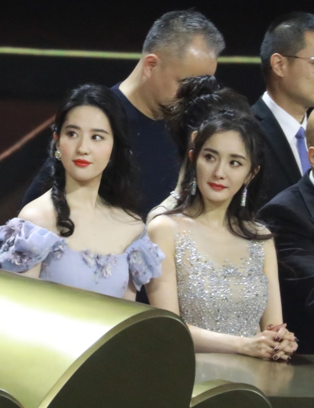 刘亦菲杨幂同框旧照引关注杨幂变成熟15年来刘亦菲依然仙气