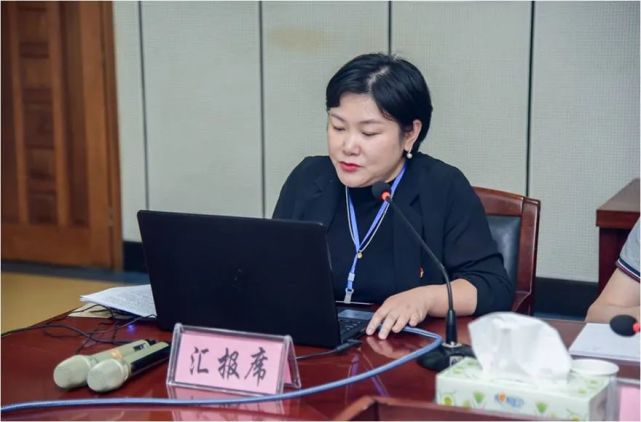 党史学习教育实践组组长董轩萁汇报工作▲门诊医技党总支书记王红