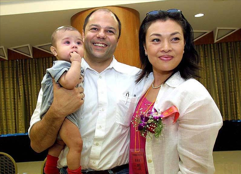 嫁给外籍老公的史可真挺幸福的,精致穿搭挺富贵的,丰满也耐看