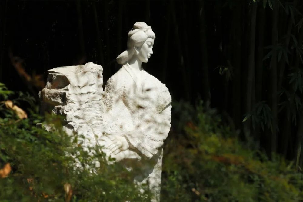 她在跌宕起伏,颠沛流离的岁月中,道出晚年的哀婉凄美.