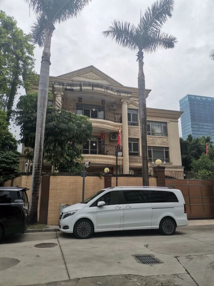 2008年10月21日邹勇也在该小区购买别墅,位于深圳市罗湖区怡景花园