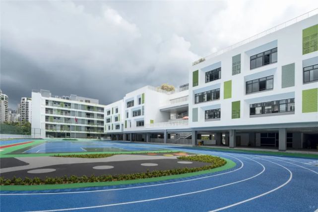新洲小学二层架空平台衔接运动场源计划设计的红岭实验小学是相当复杂