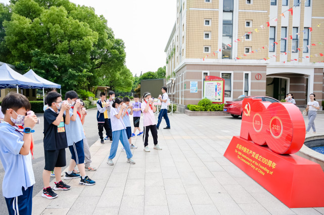 丰富乡镇校园生活，拓展摄影爱好，富士向金山教育局捐赠拍立得相机