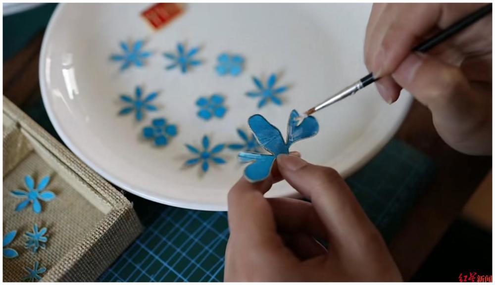 成都妹儿用易拉罐神还原华妃头饰走红:希望推广传统文化