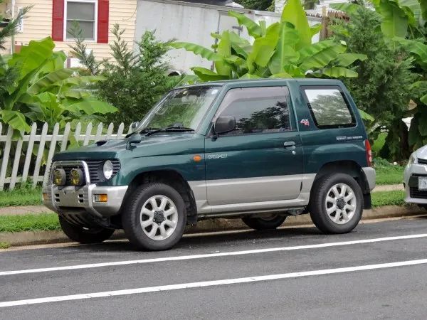 帕杰罗mini虽然定位是k-car,但是车身结构却很"硬",采用了大量高强度