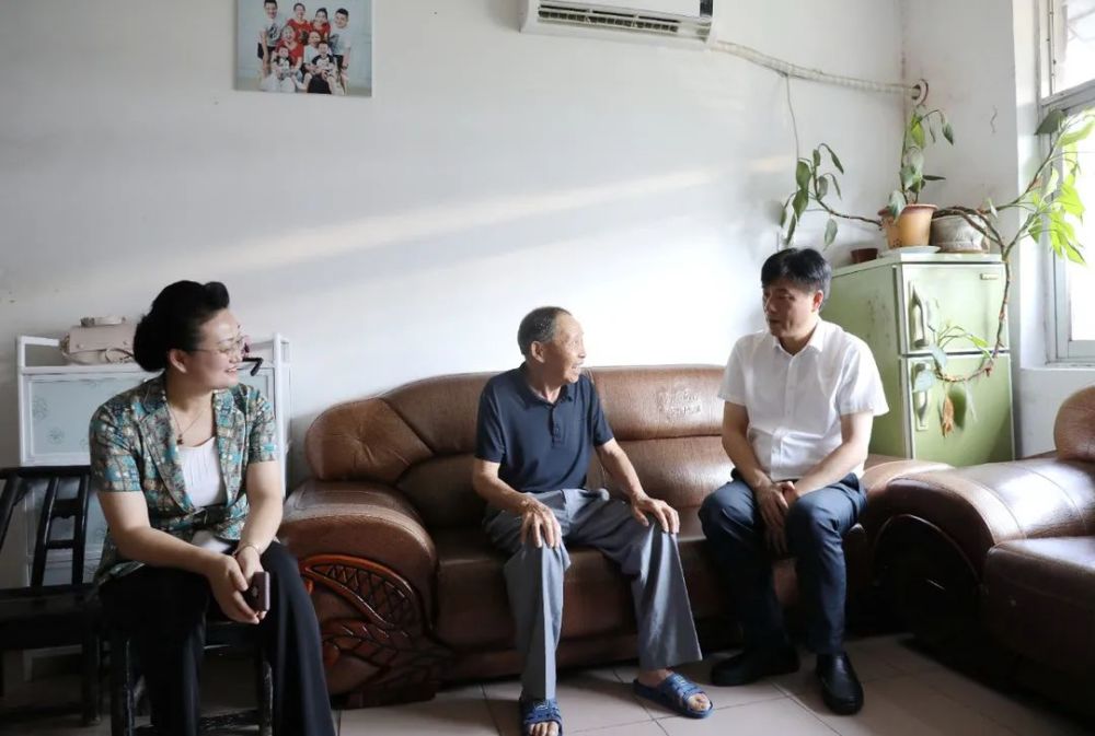 王小中来我区调研并开展七一慰问活动