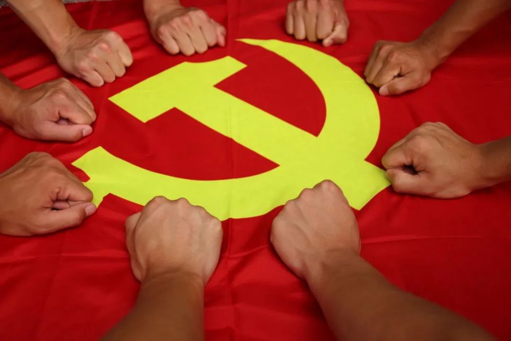 我和党旗合个影_腾讯新闻