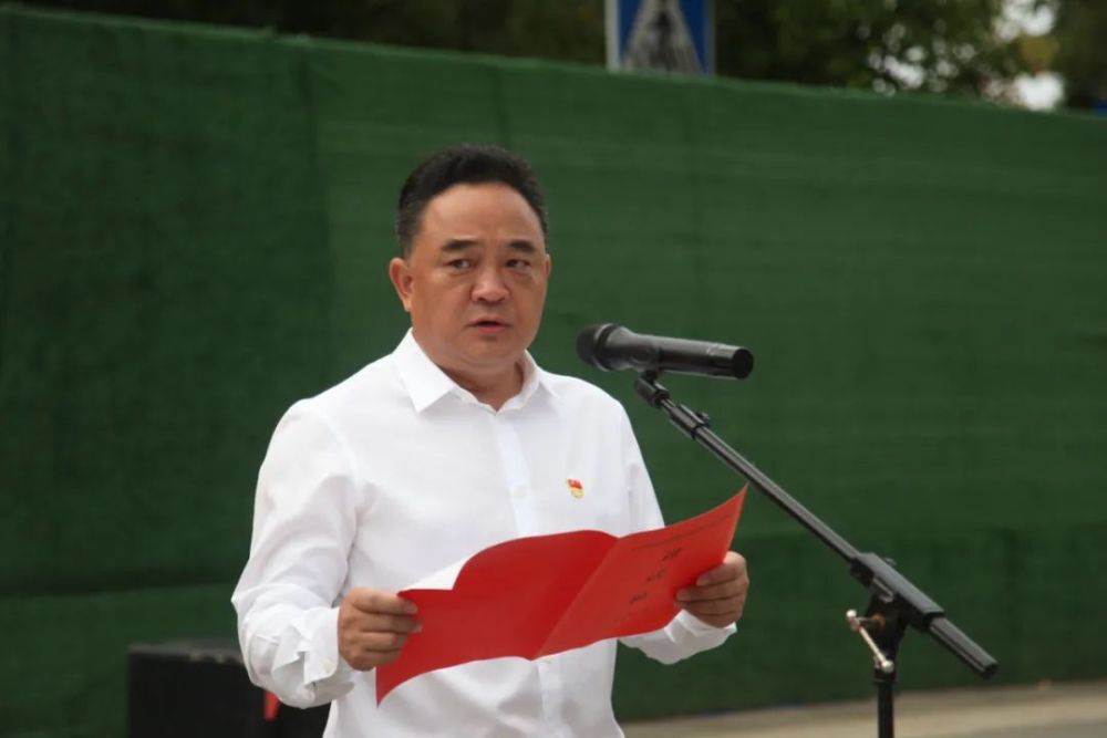 州委常委,市委书记李永忠宣布文山市城市更新老旧路面改造项目启动.