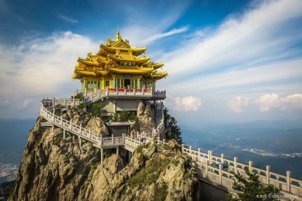 能看到山泉上金顶,观云海,赏日出夕阳雨后云雾环绕犹如人间仙境太清观