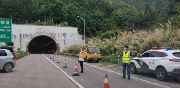 二廣高速九嶷山隧道正在搶修超寬車輛請繞行