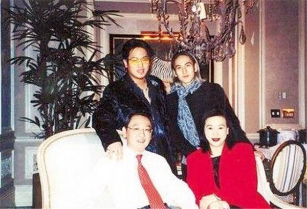 汤君年是汤臣集团的创始人,他的妻子徐枫曾经是台湾的金马影后.