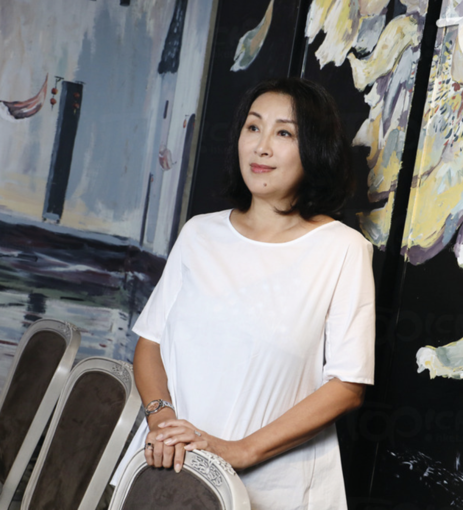 62岁陈秀珠离巢tvb入行42年无悔退圈至今未婚与儿子相伴生活