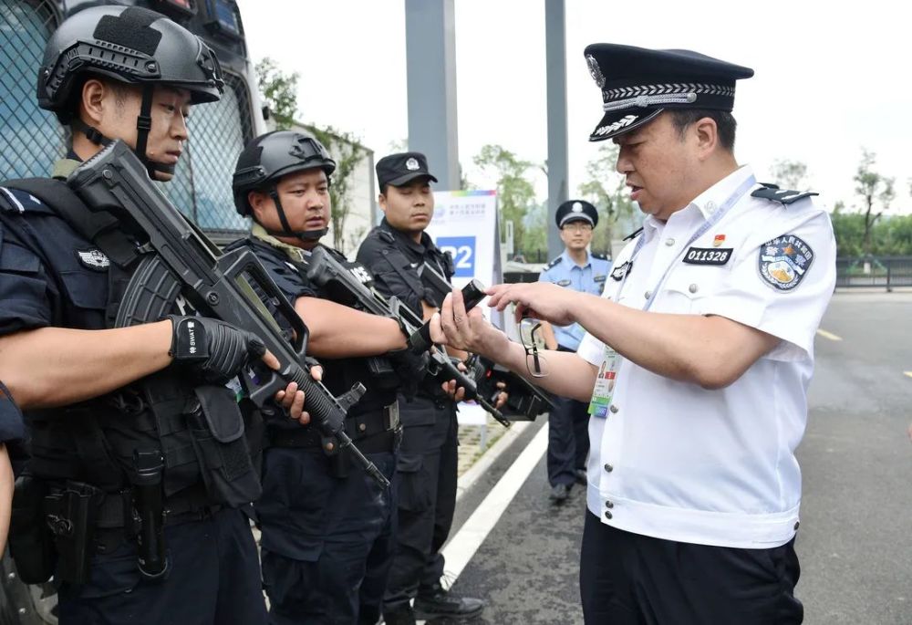 公安长安分局局长李会贤到省射击射箭运动管理中心督导