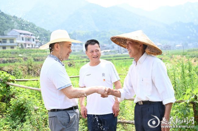 (走访中,邱胜平与村民亲切交流,询问村民对乡村振兴工作的意见和建议)