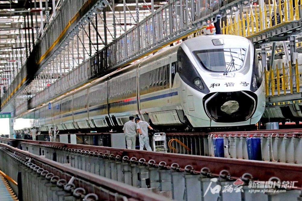 铁路工作人员在检修动卧列车.