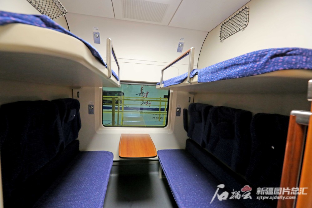 动卧列车的铺位记者蔡增乐摄该动卧列车最大的亮点是座卧转换