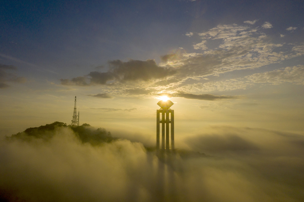 广西梧州西江明珠塔云雾缭绕朝霞如画