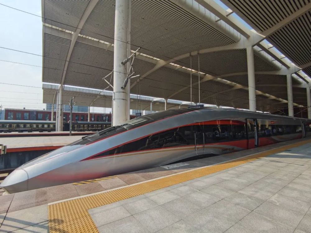 与此同时,复兴号智能型动车组扩大至京哈高铁开行,北京朝阳至哈尔滨