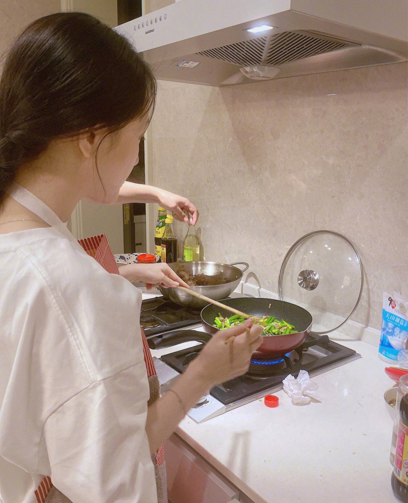 李小璐和闺蜜开心聚会,亲自下厨秀厨艺,自曝拿手菜仍是蒜苔炒肉_腾讯