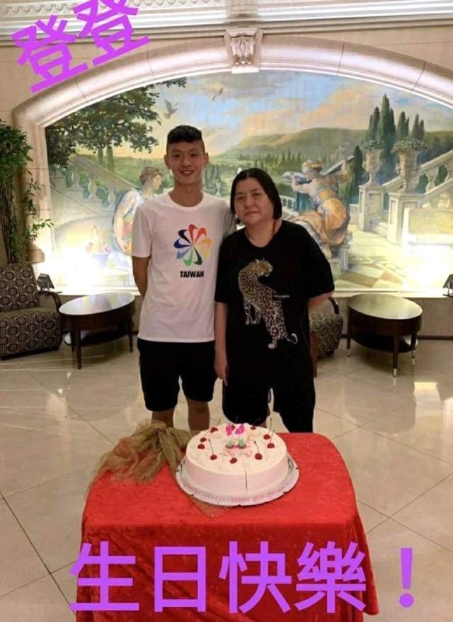 生日文案中,邱煌祎多次感谢养母邱黎宽,并祝福"妈妈每天都能平安快乐