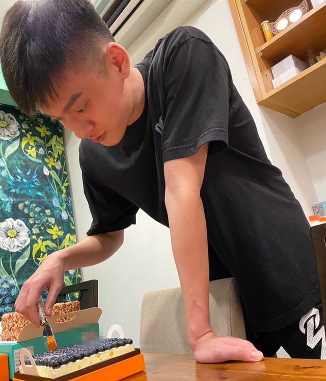 邱煌祎独自庆19岁生日感谢养母教诲之恩听宽姐话绝不进娱乐圈