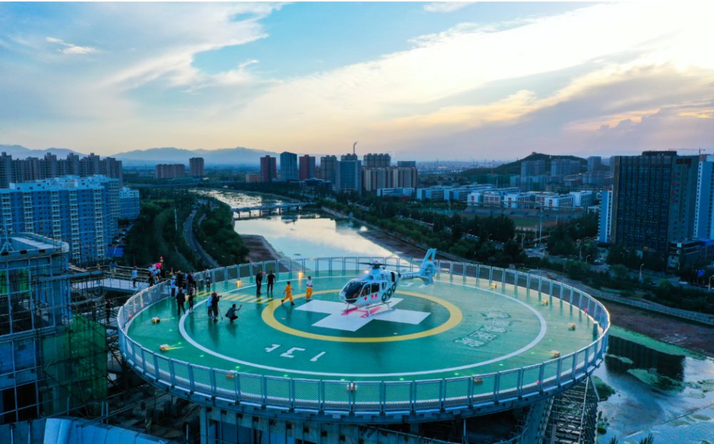 帅呆了直升机直达楼顶停机坪