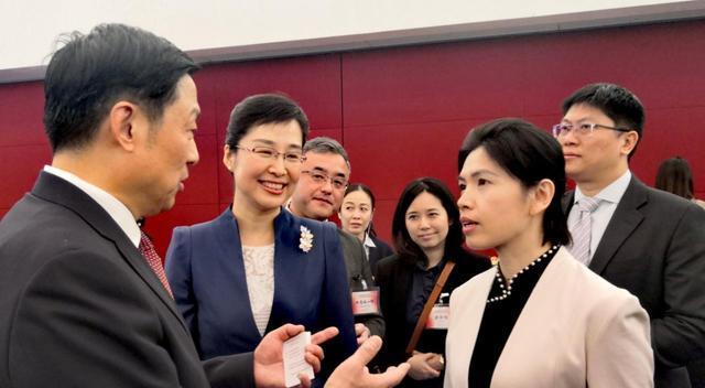 "铿锵玫瑰"朱凤莲:三语惊得台媒哑口无言,她究竟有何能耐?