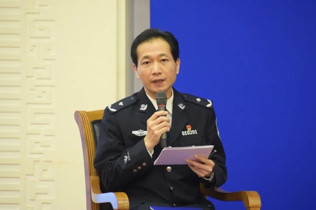 由国家移民管理局新闻发言人,政策法规司副司长陈杰主持,并通报2021年