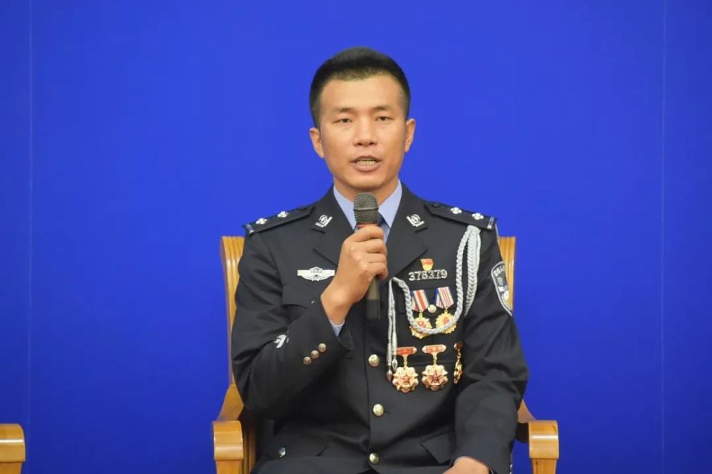 屡立战功,在原公安边防部队服役期间就有"缉毒兵王"的美誉