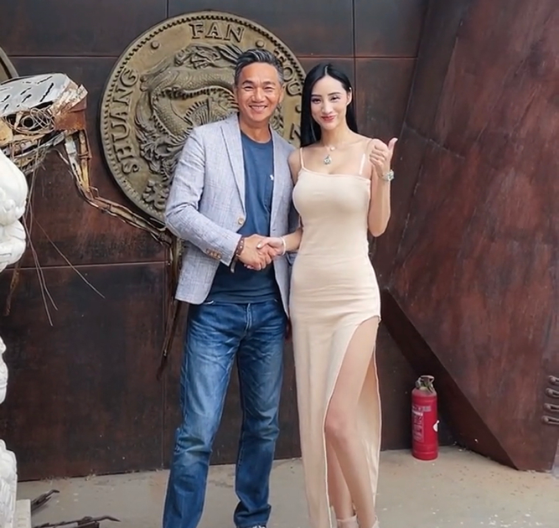 骆达华被女网红邀请拍视频两人互相夸奖后合影两只手紧握良久