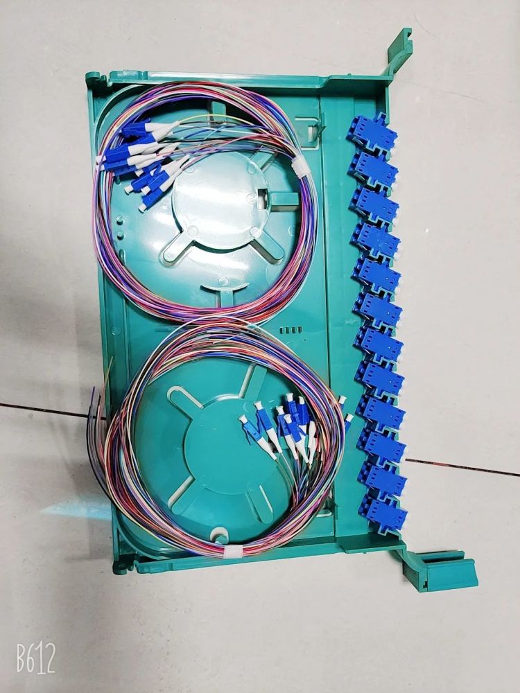 准备好两束lc束状尾纤,因为lc光纤耦合器属于双工器件,一组一体化熔纤