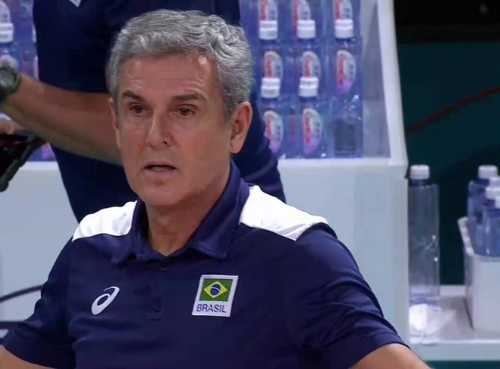 巴西女排的首发阵容为主攻费加雷,加比,副攻卡罗尔,卡洛琳,接应坦达拉