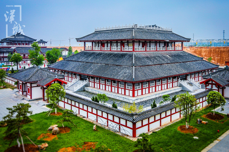 上不仅仅是把汉城改名叫首尔,还有在1704年朝鲜国王的建造的"大报坛"