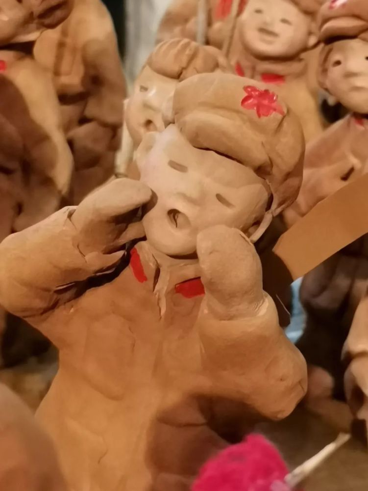 兰州非物质遗产泥塑传承人岳云生俩月捏出100个小红军泥塑