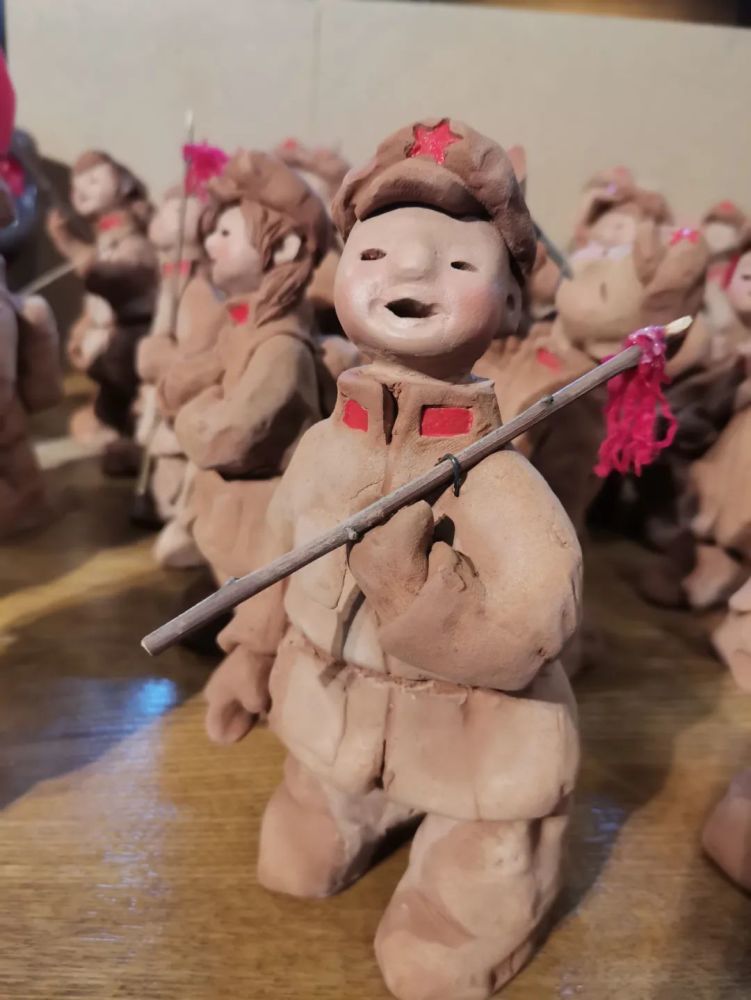 兰州非物质遗产泥塑传承人岳云生俩月捏出100个小红军泥塑