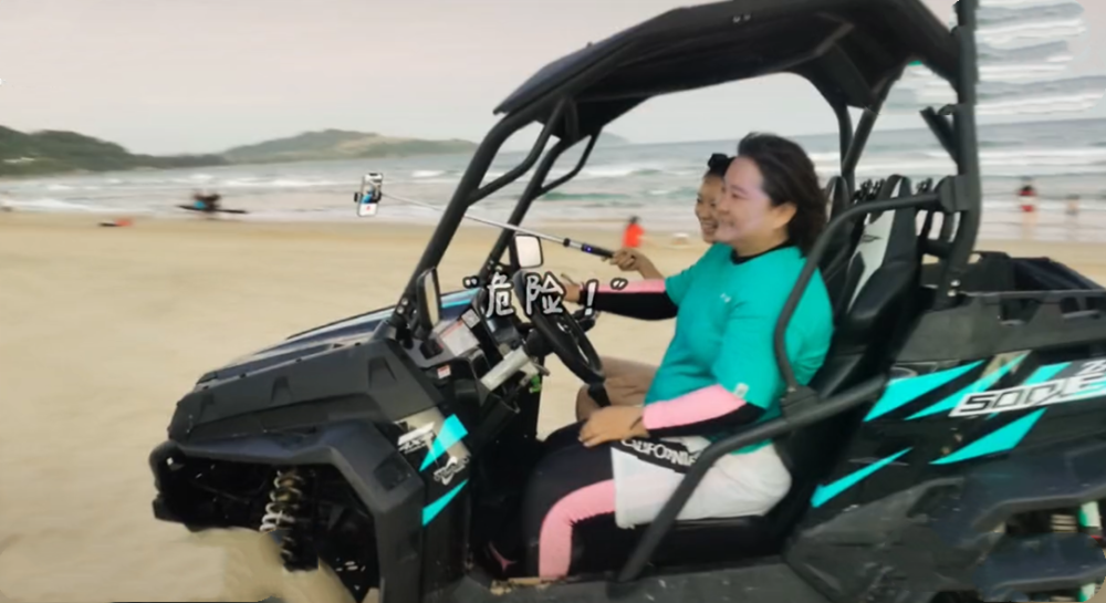 确实危险!贾玲晒日常生活,与张小斐上演"背影杀",开心玩冲浪