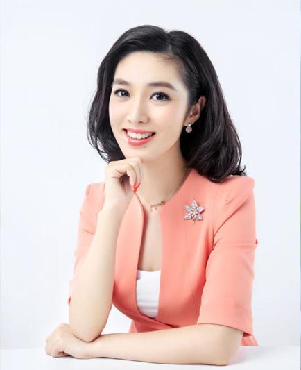被誉为中国传媒大学的校花,后来加盟东方卫视的女主播