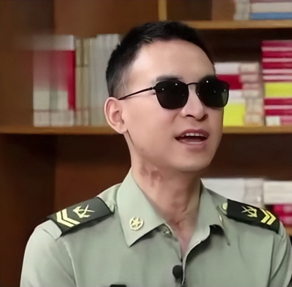 英雄战士杜富国"高升"!当兵11年,提前佩戴四级军士长军衔