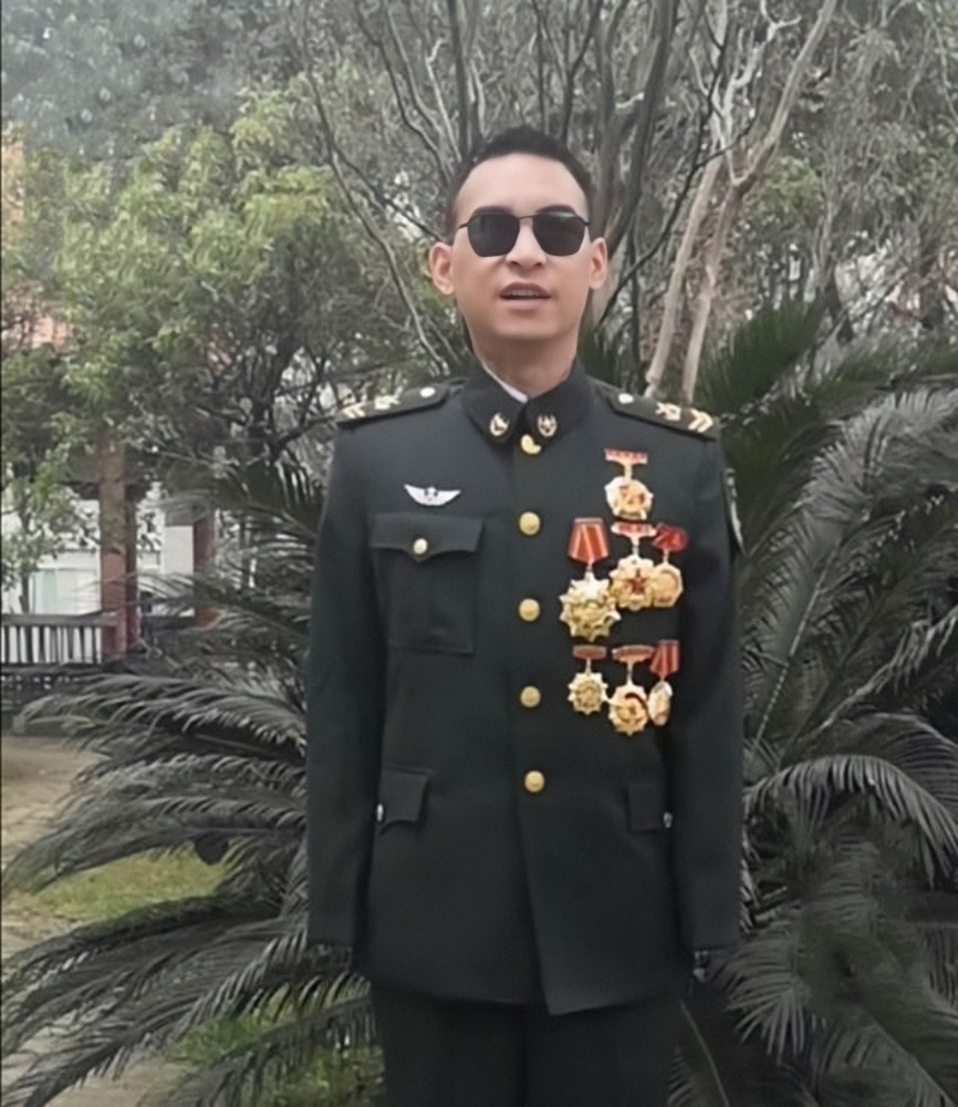 英雄战士杜富国"高升"!当兵11年,提前佩戴四级军士长军衔