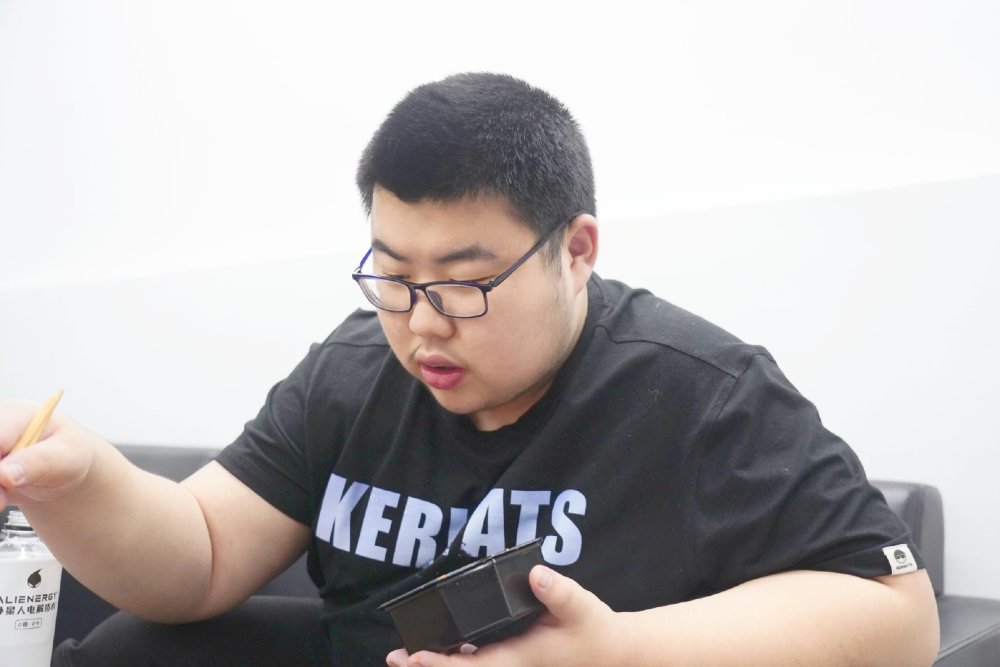 小胖透露:qg下赛季将有1位"新野王"加盟,实力很强,自己压力很大!