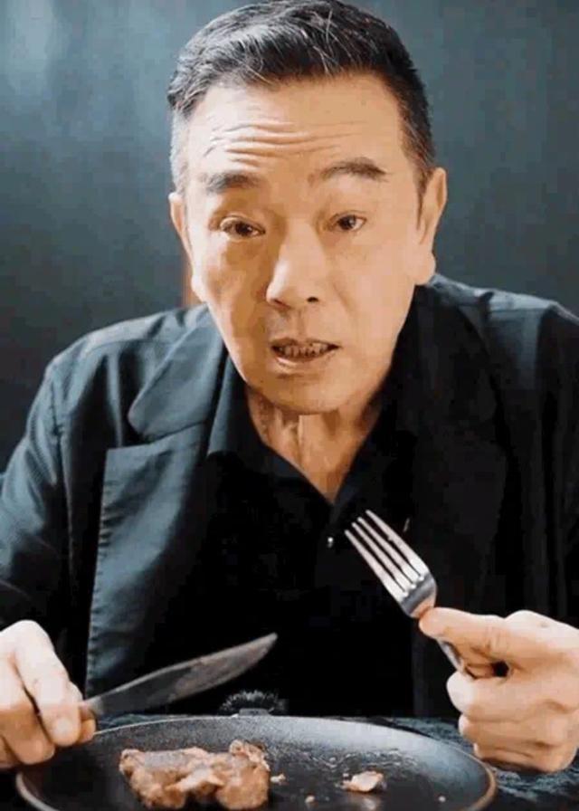 瞬间他的目光便从笑意满满变得冷冽凌厉,表情阴鸷散发出诡谲的气息