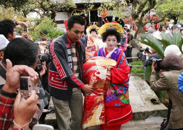 日本花魁地位有多高 想见面先过3关 28岁是法定退休年龄 全网搜