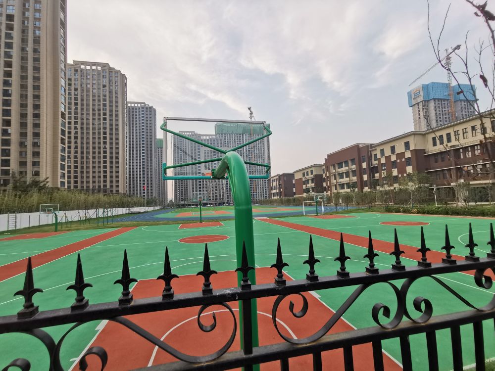 郑州中学第二附属小学的操场9号院在碧桂园西湖项目里,远离临西流湖的