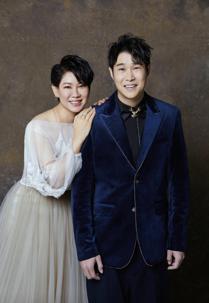 小沈阳晒与妻子恩爱合照,庆结婚"18年"纪念日,再次记错年份