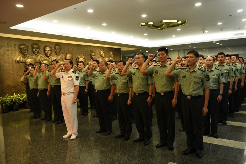 在中共一大会址,市委常委,上海警备区司令员刘杰带领百名党员干部高举