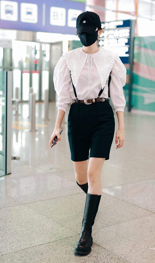 古力娜扎这身材太绝了穿娃娃领衬衫搭黑色短裤又甜又酷