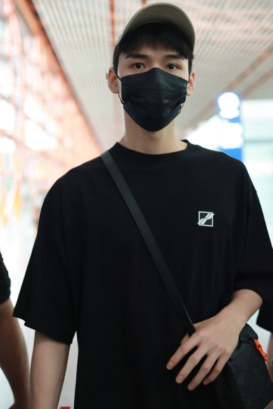 中餐厅5路透来了龚俊抵达长沙姚安娜穿露腰上衣大秀小蛮腰