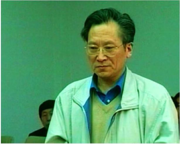 有关部门在徐其耀随身携带的手提包里搜出了一个笔记本,笔记本里记录