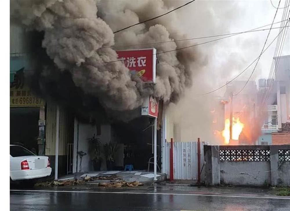 高市路竹区延平路一家自助洗衣店,25日傍晚发生火警,火势夹杂浓烟不断